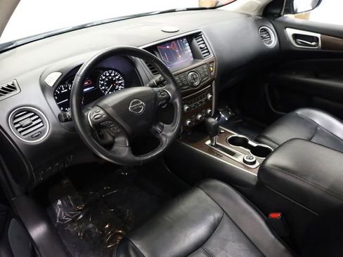 Used 2018 Nissan Pathfinder Platinum image 11
