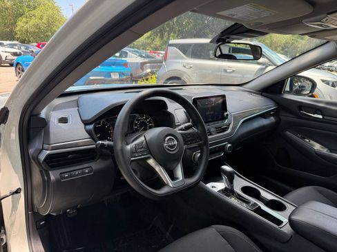 Used 2025 Nissan Altima 2.5 SV FWD image 31
