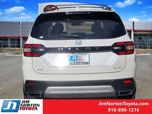 Used 2023 Honda Pilot Elite image 6