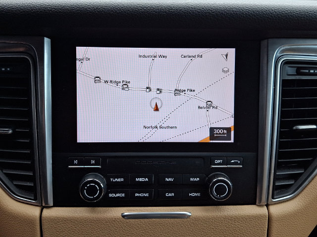 Certified 2018 Porsche Macan AWD/4WD image 20