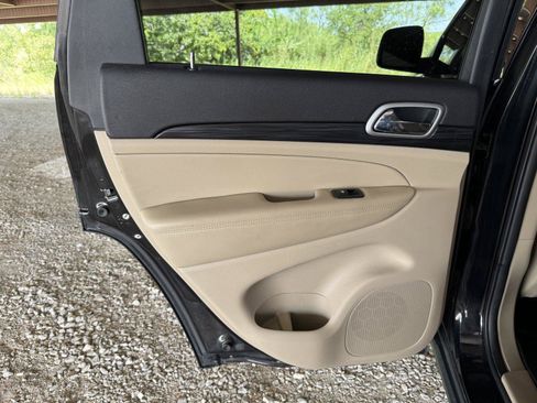 Used 2019 Jeep Grand Cherokee Laredo AWD/4WD image 29