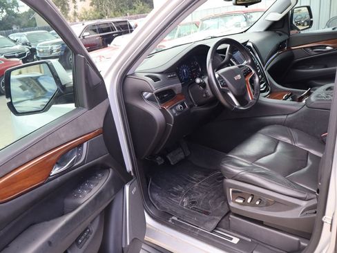 Used 2017 Cadillac Escalade Luxury RWD image 32