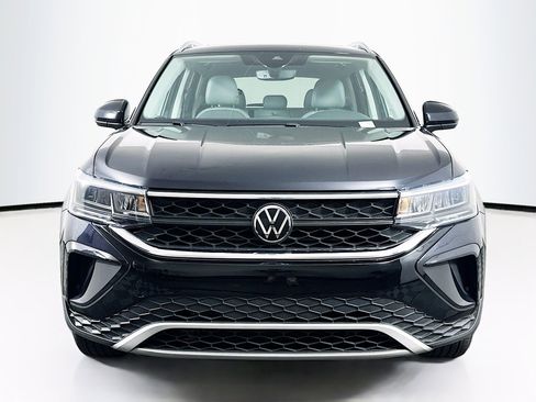 Used 2023 Volkswagen Taos SE w/ Panoramic Sunroof Package FWD image 2