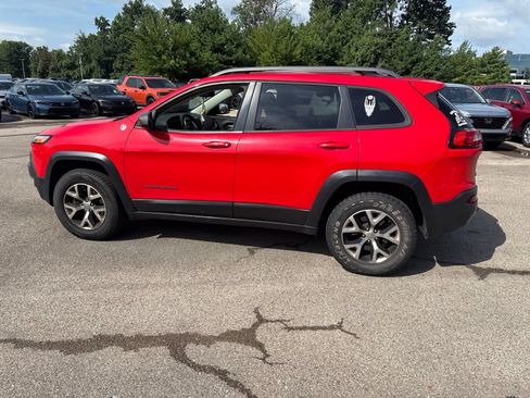 Used 2017 Jeep Cherokee Trailhawk w/ Cold Weather Group AWD/4WD image 11