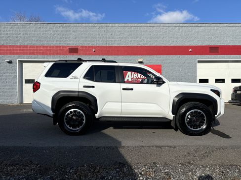 Used 2025 Toyota 4Runner TRD Off-Road Premium image 2