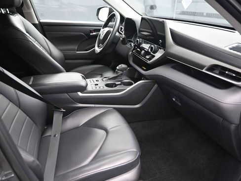 Used 2024 Toyota Highlander XLE image 19