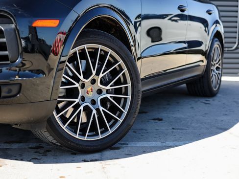 Certified 2023 Porsche Cayenne Platinum Edition image 12