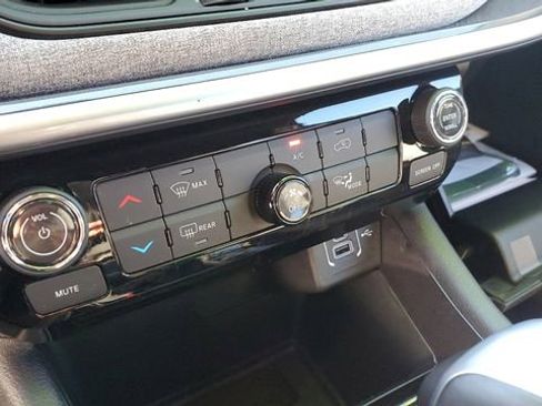 Certified 2024 Jeep Compass Latitude image 15