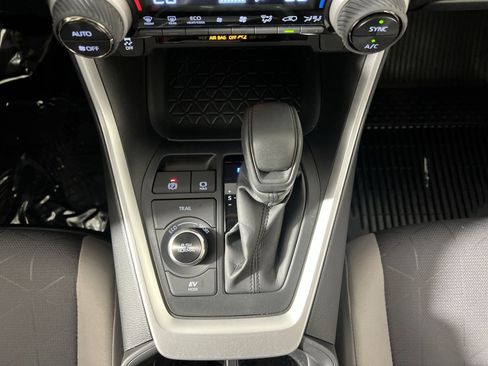 Used 2025 Toyota RAV4 XLE AWD/4WD image 21