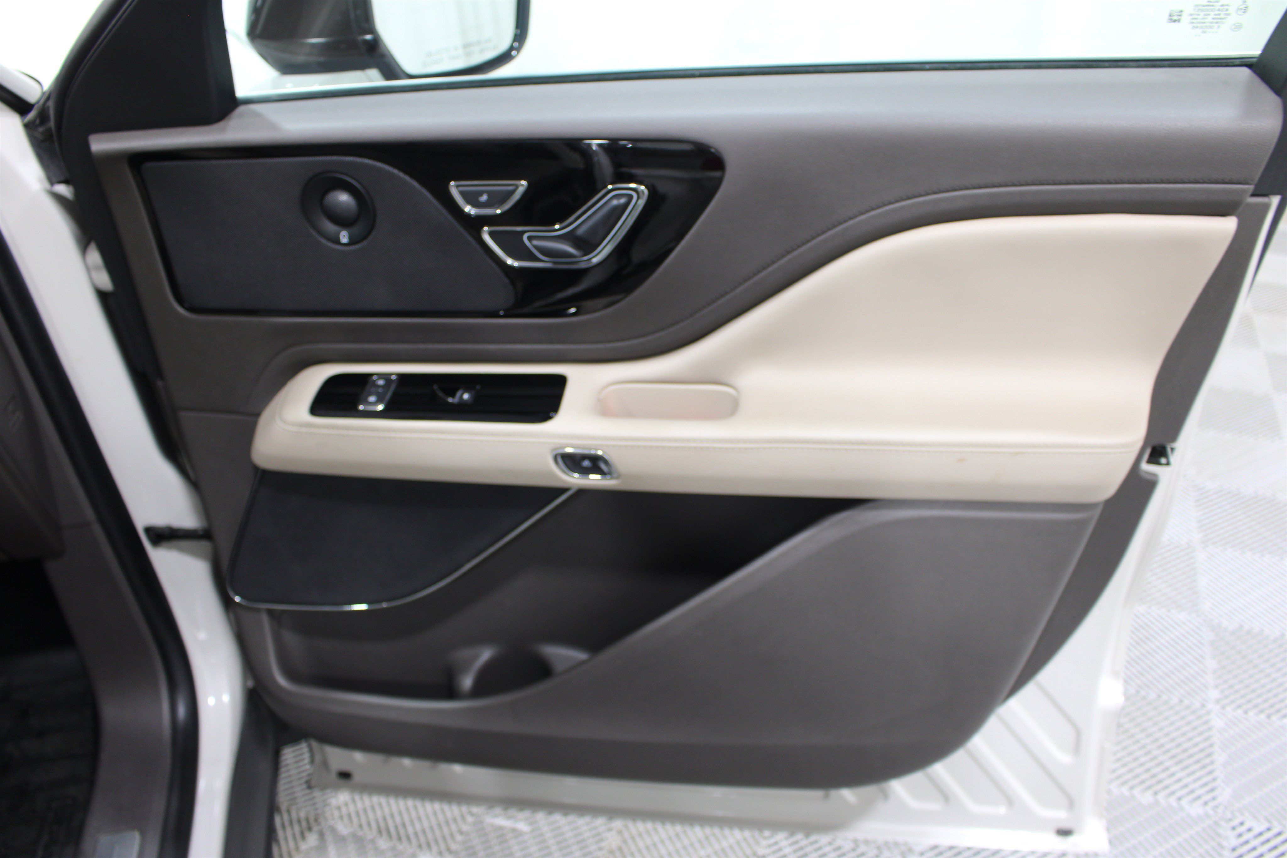 Used 2022 Lincoln Aviator Reserve w/ Elements Package Plus AWD/4WD image 28