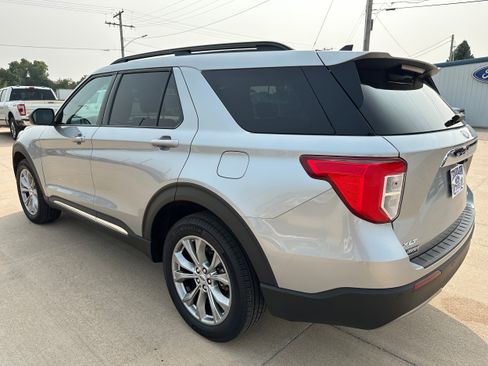 Used 2023 Ford Explorer XLT w/ Equipment Group 202A image 4