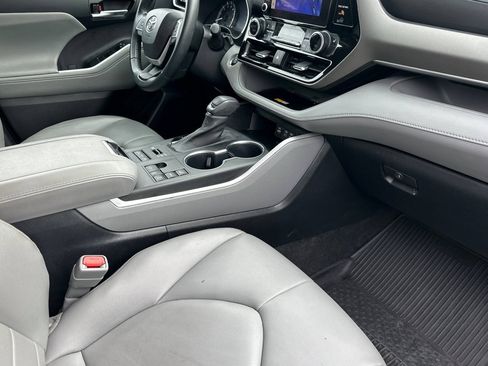 Used 2023 Toyota Highlander XLE AWD/4WD image 19