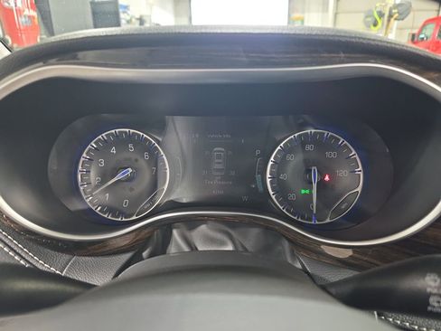 Used 2024 Chrysler Pacifica Limited image 21
