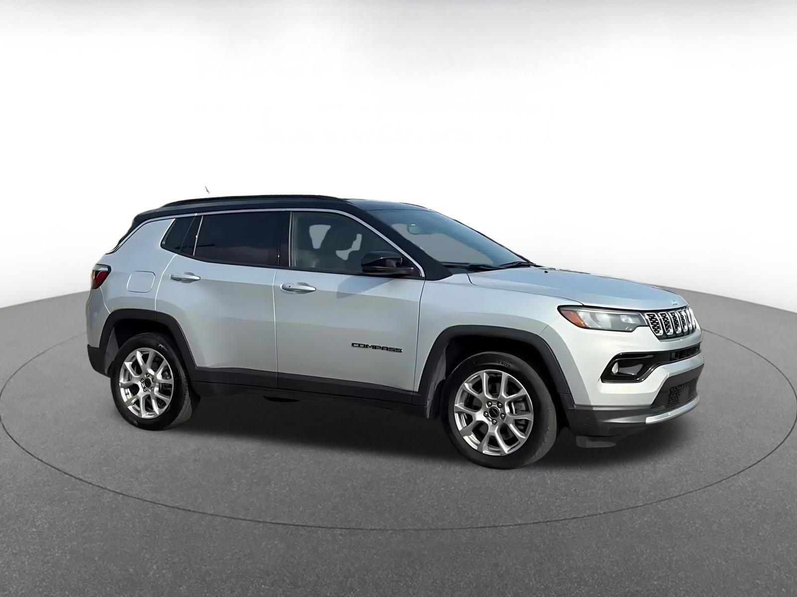 Used 2025 Jeep Compass Limited AWD/4WD image 2