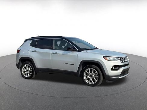 Used 2025 Jeep Compass Limited AWD/4WD image 2