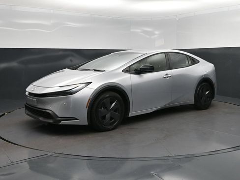 Used 2024 Toyota Prius LE FWD image 3