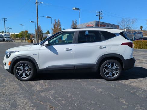 Certified 2022 Kia Seltos EX image 9