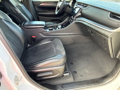 Used 2024 Jeep Grand Cherokee L Laredo image 13