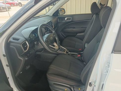 Used 2025 Hyundai Venue SEL FWD image 4