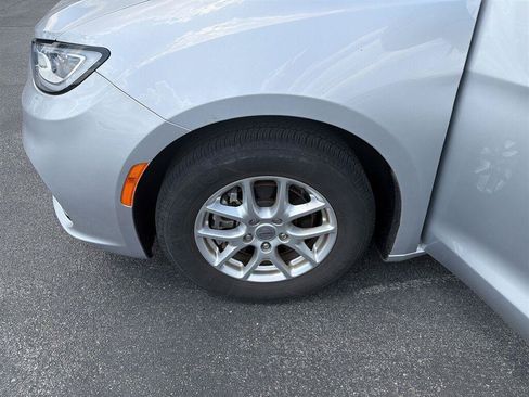 Used 2022 Chrysler Pacifica Touring-L FWD image 8