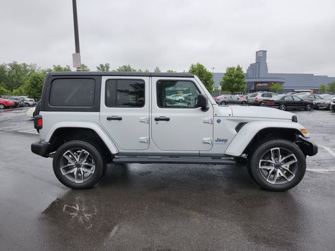 Used 2024 Jeep Wrangler Unlimited w/ Convenience Group AWD/4WD image 19