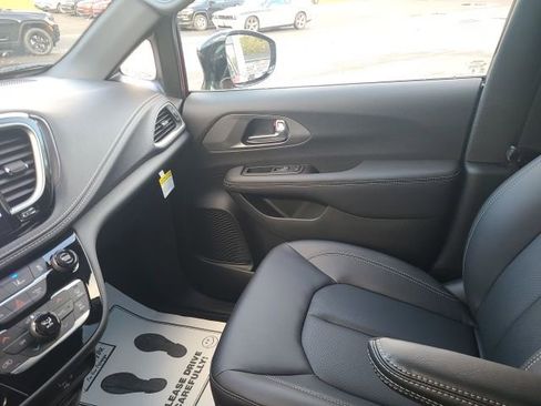 New 2026 Chrysler Pacifica Select image 16