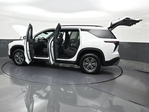 Used 2025 Chevrolet Traverse LT FWD image 36