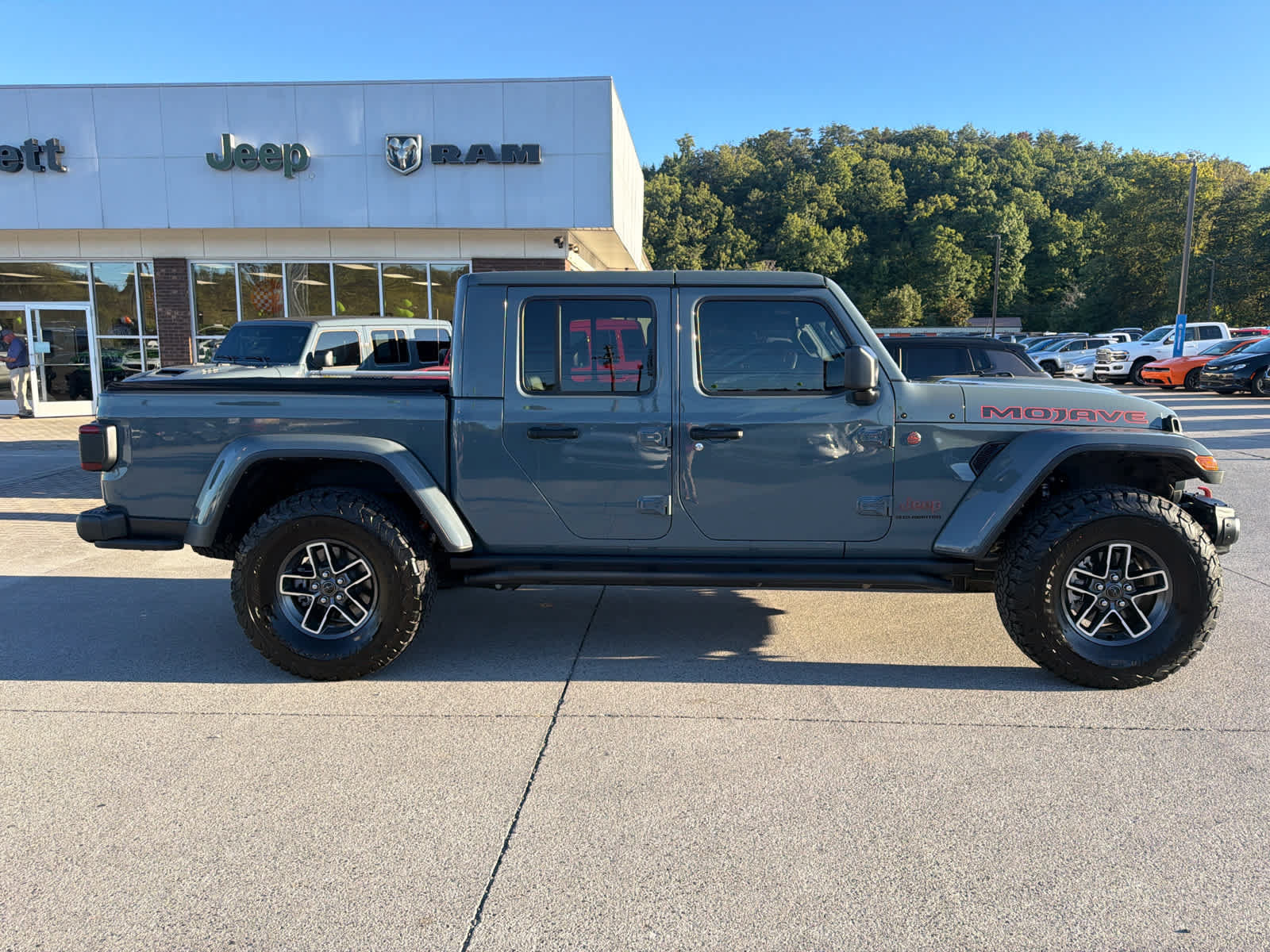 Used 2024 Jeep Gladiator Mojave AWD/4WD image 5