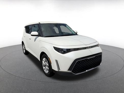 Used 2025 Kia Soul LX w/ LX Technology Package FWD image 3