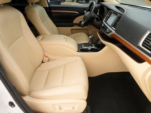 Used 2018 Toyota Highlander Limited image 19