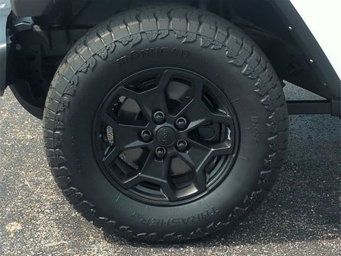 Certified 2021 Jeep Gladiator Willys image 10