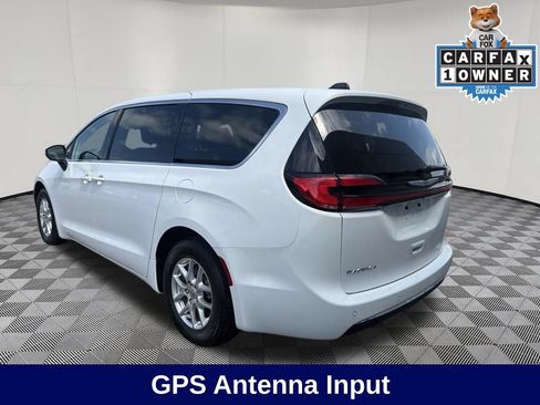 Used 2023 Chrysler Pacifica Touring-L FWD image 3