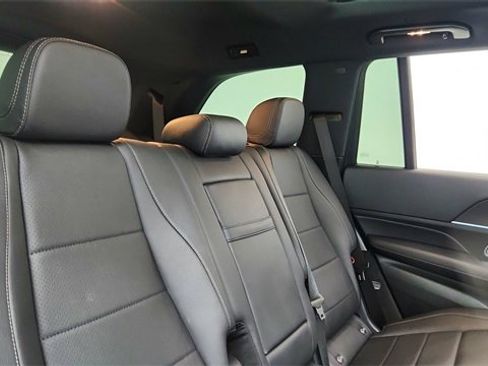 Used 2025 Mercedes-Benz GLS 450 4MATIC image 26