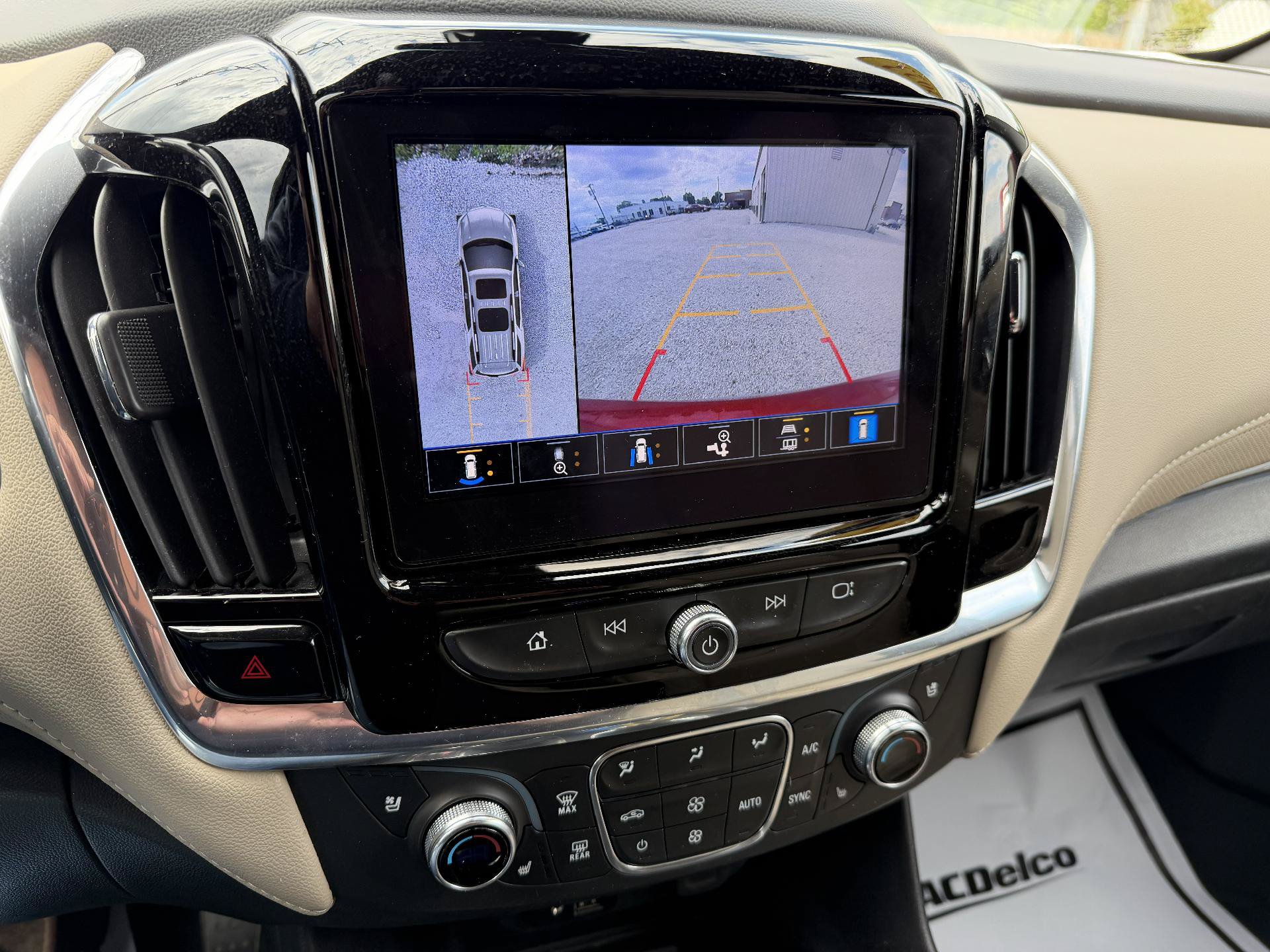 Used 2023 Chevrolet Traverse Premier FWD image 10