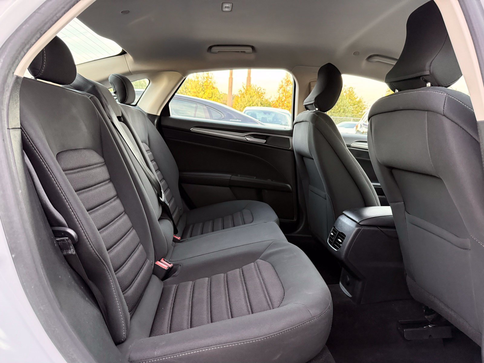 Used 2019 Ford Fusion SE FWD image 17