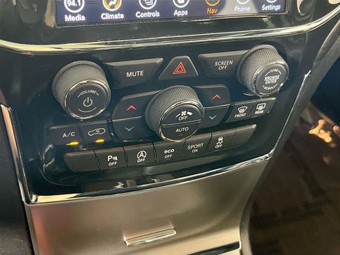 Used 2022 Jeep Grand Cherokee Laredo X image 16