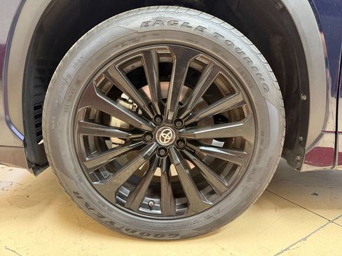 Used 2025 Toyota Highlander XSE AWD/4WD image 28