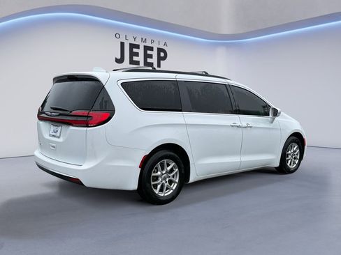 Used 2022 Chrysler Pacifica Touring-L image 5