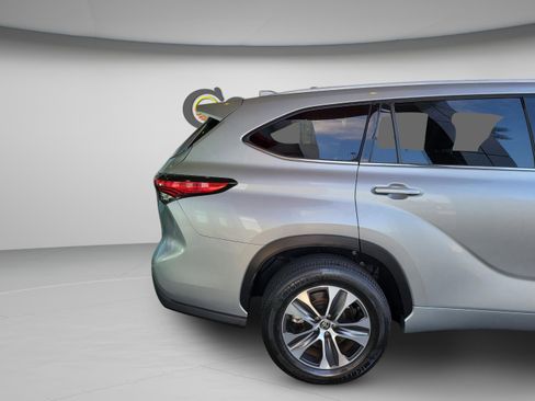 Used 2022 Toyota Highlander XLE image 8