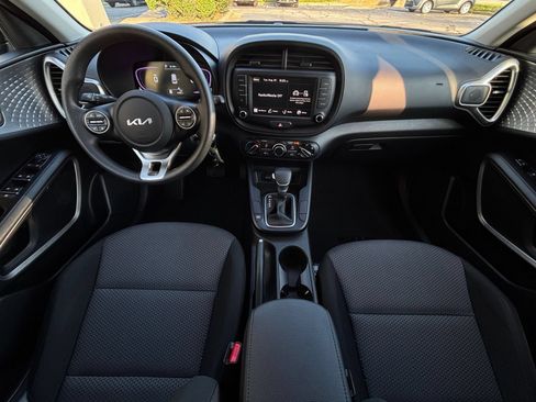 Used 2025 Kia Soul LX w/ LX Technology Package FWD image 26