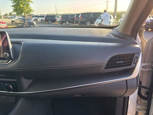 Used 2024 Nissan Rogue S AWD/4WD image 16