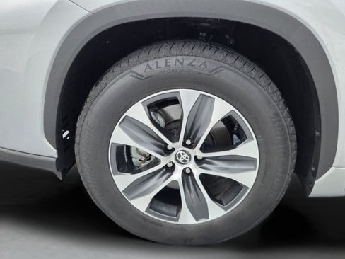 Used 2025 Toyota Highlander XLE FWD image 35