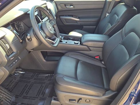 Used 2025 Nissan Pathfinder SL AWD/4WD image 25