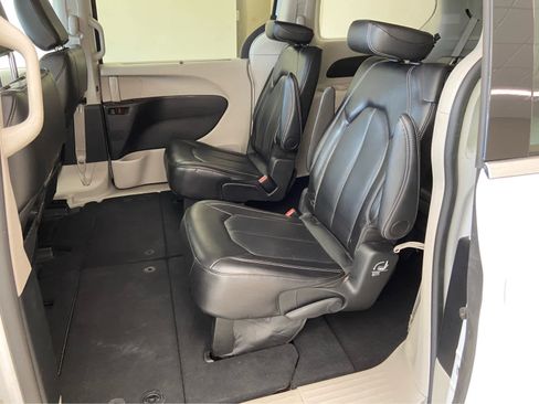 Used 2024 Chrysler Pacifica Touring-L FWD image 15