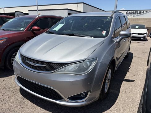 Used 2017 Chrysler Pacifica Touring-L FWD image 5