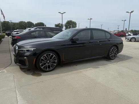 Used 2020 BMW 750i xDrive w/ Executive Package AWD/4WD image 3