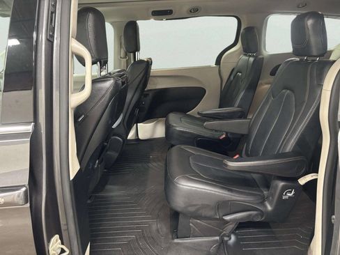 Used 2019 Chrysler Pacifica Touring-L Plus w/ Advanced Safetytec Group image 16