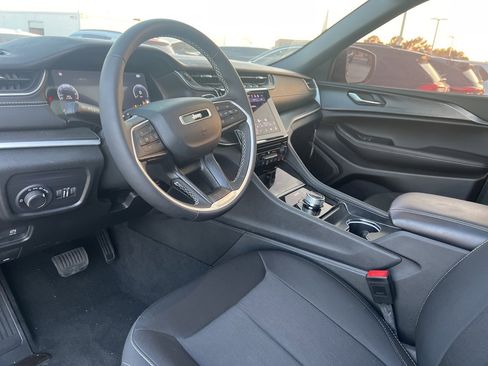Used 2025 Jeep Grand Cherokee L Laredo image 9