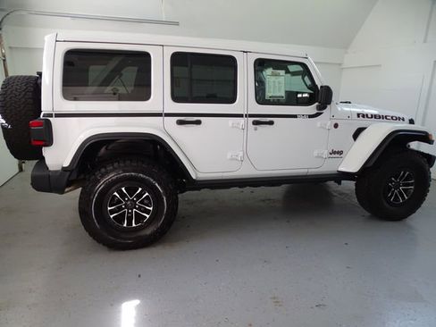 Certified 2024 Jeep Wrangler Unlimited Rubicon AWD/4WD image 23