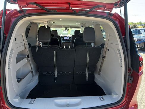 Certified 2024 Chrysler Pacifica Touring-L FWD image 13